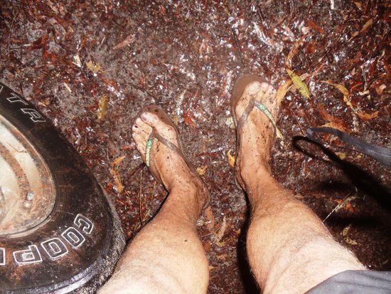 Ein bisschen Schmutz und Dreck macht uns ja eigentlich nichts aus. Aber wir fragten uns, wie wir mit diesen dreckigen Füssen in unsere Zelten gelangen sollten