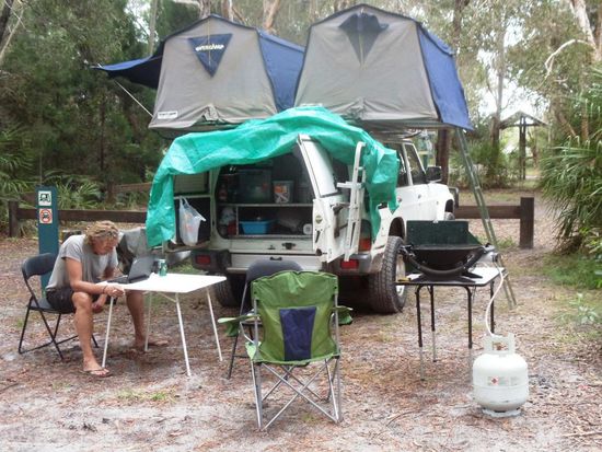 Hier gefiel es uns sehr gut. Am Anfang schien die Sonne, doch wir trauten der Sache nicht ganz und montierten mal die Tobiblache (zum Glück; denn am Abend regnete es wieder brutal nieder). Ja, und Urs schickt sich in dieser idyllischen Atmosphäre wieder daran, den Bericht zu schreiben.