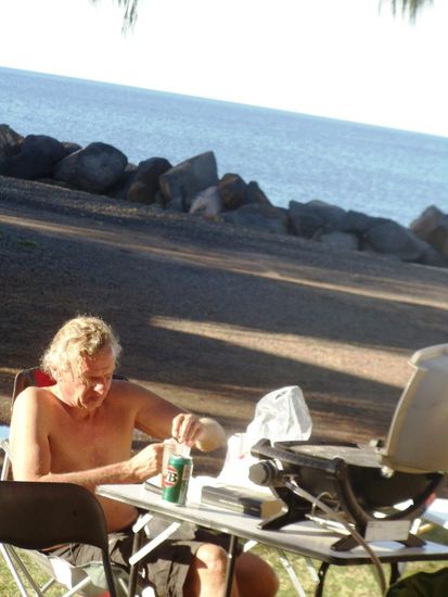 Urs hatte in den letzten Tagen immer ein paar Kleinigkeiten zum Schrauben und Reparieren. Der Aussenspiegel musste innen geleimt werden, die Fensterscheibe klemmte, und musste repariert werden. Eine Türe konnte nicht mehr geöffnet werden und eine andere Türe musste sonst noch irgendwie geschmiert werden (mit unserem feinen Olivenoel..).So ist der Mechaniker "on Tour" immer wieder im Einsatz.