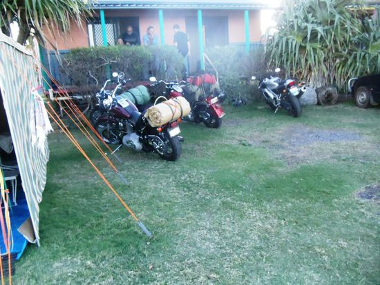 Am nächsten Tag kamen noch ein paar Harley Raiders. Sie sind 600 Kilometer gefahren und übernachteten in diesem Häuschen. Echte Typen hätten hier natürlich ihre Zelte aufgestellt...