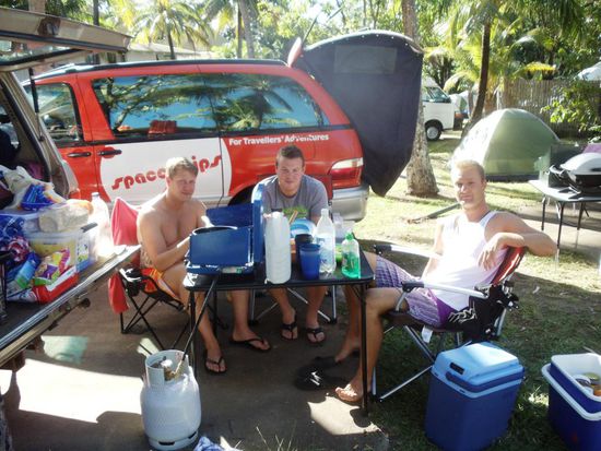 Brav sitzen sie nach unserem guten Ausgang am nächsten Tag zusammen. Dennis, Fredi und Denis.