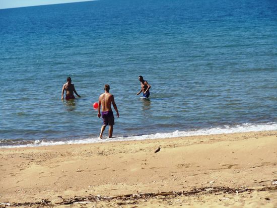 Es hatte keine Quallen und keine Krokodile, da jetzt nicht Saison war. Also, ab ins Wasser. Es piekten uns nur ein paar Wasserflöhe.