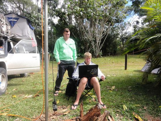 Auch Dennis und Fred haben einen Ort mit Internetempfang gefunden und füttern das facebook