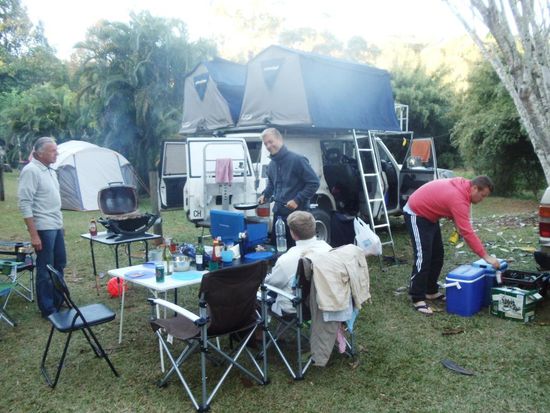 Und so sieht es aus, wenn fünf Männer ein fettes Barbie zubereiten. Jeder in seinem Element..