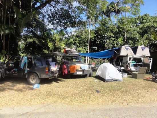 Am nächsten Tag wurde unser Lager grösser. Nebst unserem Nissan Patrol, dem Land Cruiser kam noch der Nissan Terrano von Manu und Vicky dazu