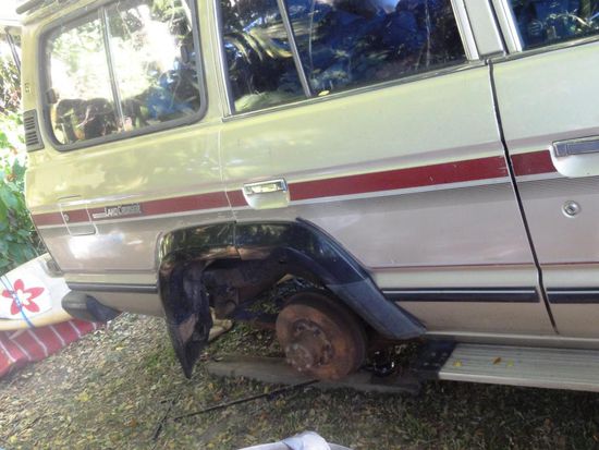 Hier gabs Arbeit für Urs. Pneu und Auspuff reparieren und das Getriebe abdichten. Der Land Cruiser von Fredi und Denis sind jetzt bereit für den Australischen TüV. Hoffen wir, dass sie durchkommen: Good luck!!