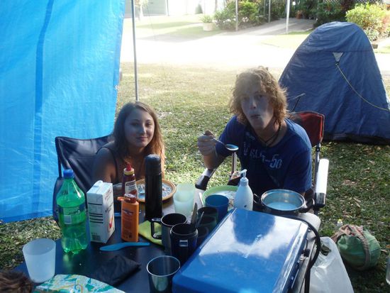 Auch sagen wir tschüss zu Vicky und Manu. Auch hier, nicht vergessen; 14.7. zwischen 19.00 und 19.30 Uhr beim Pub hinten links in Darwin..