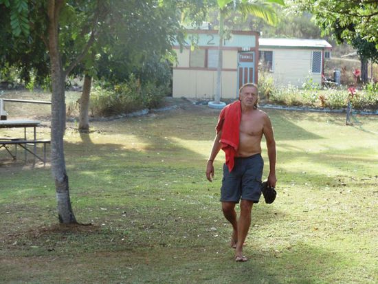 ..duschten uns den roten Staub vom Körper..