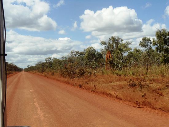 Dann gings weiter, immer der unendlich scheinenden roten Strasse entlang..