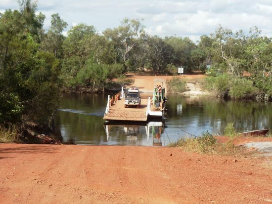 Hier mussten wir die Fähre nehmen. Ist wohl die teuerste Fähre pro Meter auf der Welt. 88.-- A$ für diese 20 Meter. Tja, was kostet jetzt wohl einen Meter Überfahrt??