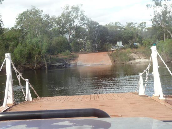 Aber einfach so durchfahren geht hier wirklich nicht. Es bleibt einem nichts Anderes übrig, diese Fähre zu nehmen.