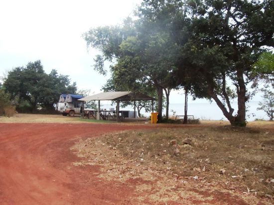 In Umagico übernachteten wir hier direkt am Meer. Eigentlich wunderschön, aber..