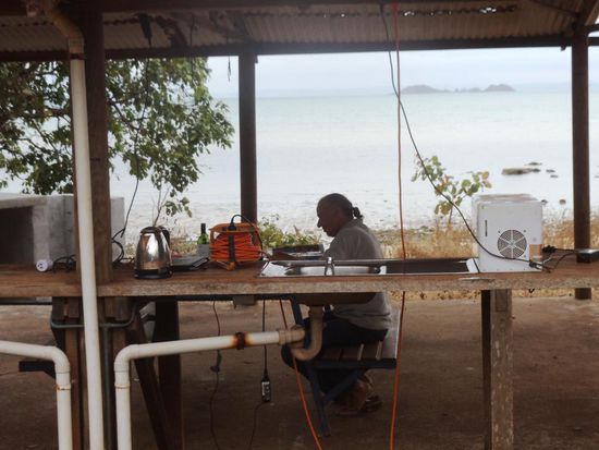 Strom auf einem Campingplatz hier ist eine Seltenheit. Hier konnten wir alles wieder aufladen und Urs schreibt hier in der Abenddämmerung weiter an unserem Reisebericht. Vollkommene Ruhe...