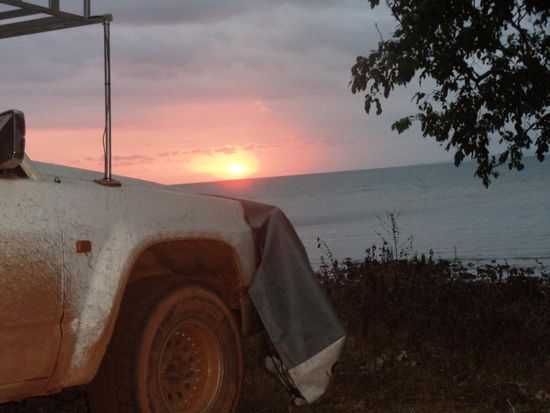 Auch unser Nissan Patrol macht sich gut beim Sonnenuntergang - trotz seiner schmutzigen Karosserie