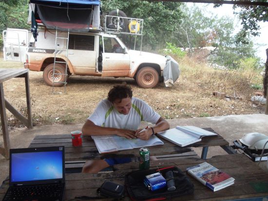 Auch eine Seltenheit. Morgens um halb acht bin ich schon wach und mache die Eintragungen in unser Logbuch.