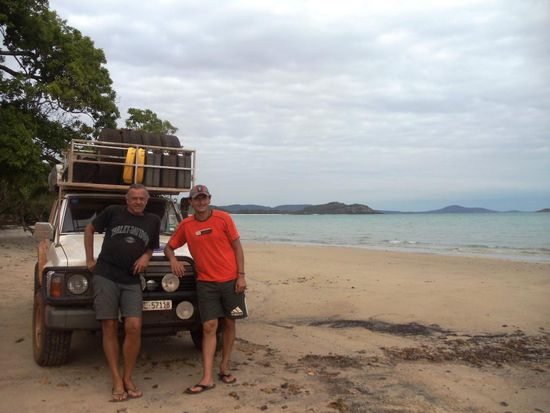 Zwei gut aussehende Jungs mit ihrem Nissan Patrol am Tip von Cape York!!