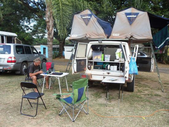 Zwei Tage später waren wir wieder zurück in der "Zivilisation" in Mareeba. Urs schreibt die letzten Sätze unseres Berichtes