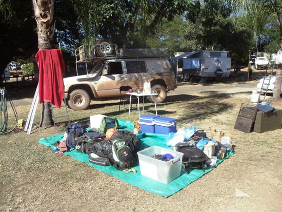 Wir mussten unseren Nissan Patrol komplett ausräumen und alles reinigen. Der rote Staub war einfach überall.