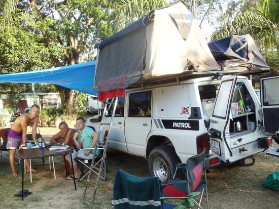 Ein arbeitsreicher Dienstag geht zu Ende.
Der Reisebericht ist fertiggestellt, die Fotos beschriftet und ins Internet geladen. Unser Nissan Patrol glänzt wieder in alter Frische und Fredi und Denis sind auch eben angekommen. Übermorgen, am Donnerstag, gehts um acht Uhr morgens in die Autowerkstatt zum Service und dann ab ins Outback Richtung Alice Springs. Wir freuen uns!!