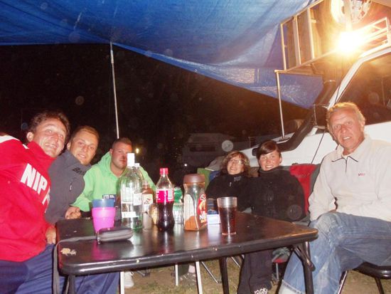 Bacardi und Ananas zum Dessert, mit Pamela und Monique. Hier versprachen sie uns, die Älplermaccaroni zu kochen