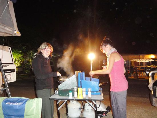 Pamela und Monique vom Erzgebirge Aue kochen für uns Älplermaccaroni. Wir liessen uns bekochen und genossen das fantastische Essen