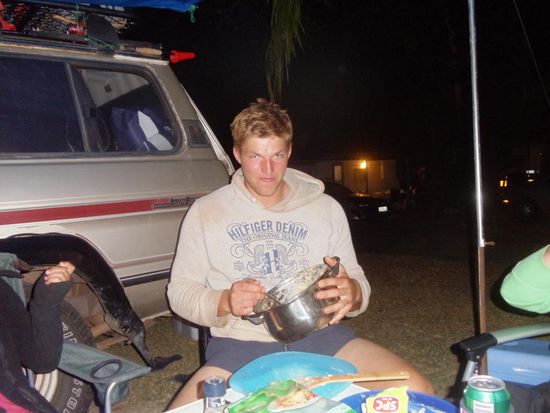 Und als wir fertig gegessen hatten, kam wieder einmal Stefan von nebenan um die Reste wegzuhauen. Natürlich direkt aus der Pfanne. Danke für den Abwasch und weiterhin alles Gute!