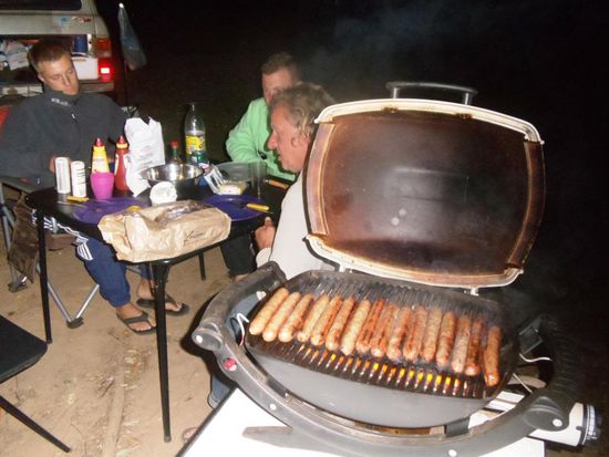 Ein paar Würste zum Abendessen, ein Kartenspiel, und dann ab ins Bett. Die Nächte sind hier schon recht kühl, brrrr. Aber in unseren Dachzelten ist es wirklich kuschelig und warm...