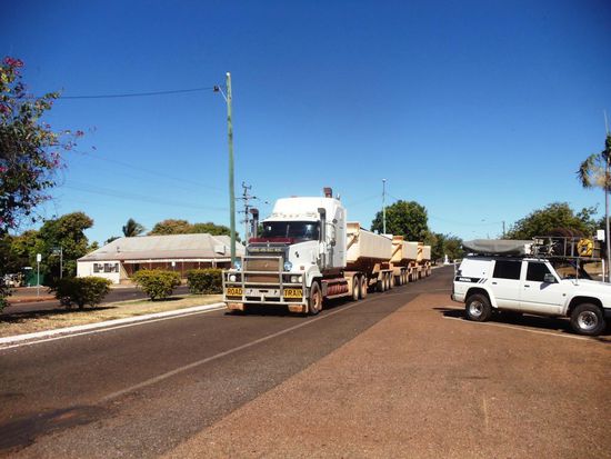 A propos gewaltige Dinger. Beim Kroko-Foto kam eben ein Road Train die Strasse entlang