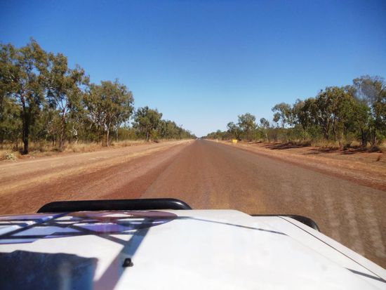 Wieder gings weiter Richtung Westen auf den staubigen Strassen. Aus ist's, mit dem schönen Auto. Ist alles wieder staubig rot im Auto drinnen.
