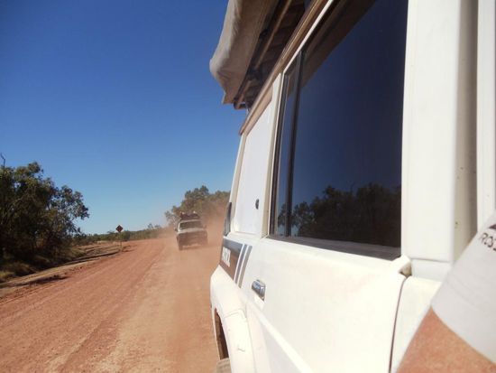 Fredi und Denis mit ihrem Land Cruiser immer schön hinter uns...; staubschluckend...