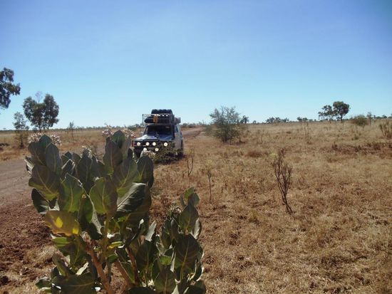 Noch schnell ein Outbackfoto von unserem Nissan Patrol und dann zurückfahren, wo die beiden Jungs geblieben sind..