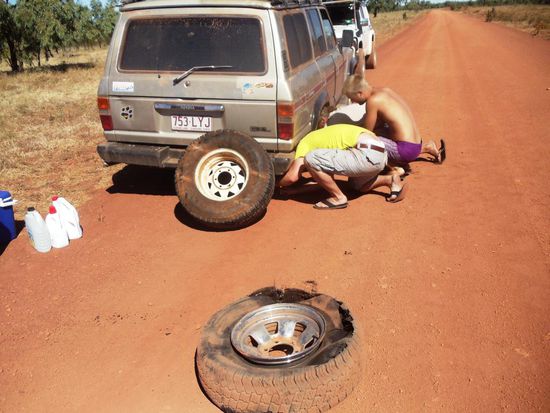 Ja, und so trafen wir sie dann an. Der Reifen sieht schon recht mitgenommen aus