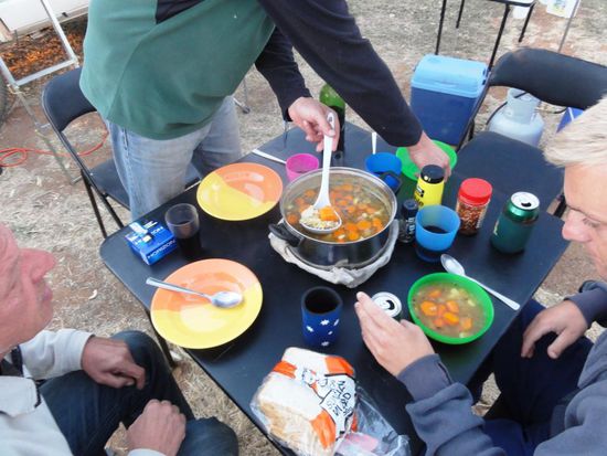 Gemüsesuppe, Zwiebeln, viel Knoblauch und Brot. Vier Männer ohne Fleisch funktioniert auch...