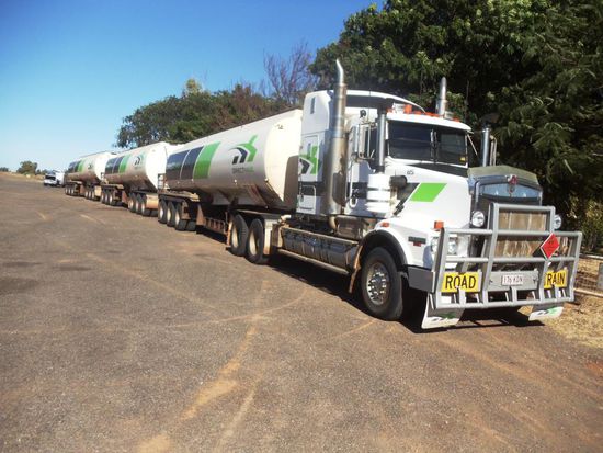Road Train beim Auffüllen der Tankstelle in Gregory Downs. Eigentlich wollten wir hier auftanken, aber bis der hier alles abgeladen hat, sind wir bestimmt schon an der nächsten Tanke..