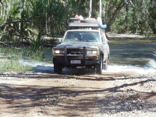 Auch diesen Fluss haben sie und ihr Toyota Land Cruiser gemeistert