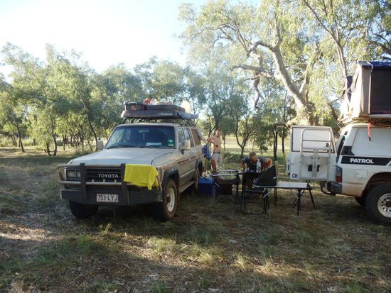 Ein paar hundert Meter nach der Ortschaft Camooweal fanden wir am Georgina River einen Platz für unser Bush Camping..