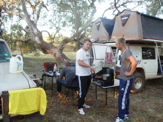 Fredi und Denis kochten auf unserem Coleman Kocher Spaghetti mit Tomatentunasauce. Urs schreibt hier im Hintergrund mit dem letzten restlichen Akku seines Laptops noch den Bericht zu Ende. Das Essen schmeckte hervorragend und wir beschlossen den Abend und die Nacht an unserem Lagerfeuer.