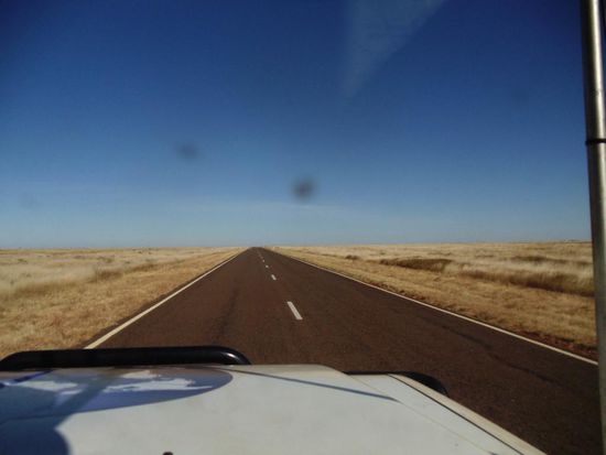 Um zehn Uhr morgens fuhren wir weiter auf der Barkly Hwy 66, mit dem Ziel Tennant Creek. Am Vorabend - beim Lagerfeuer - teilten uns Fredi und Denis mit, dass sie nicht mit uns nach Alice Springs weiterfahren können, da ihnen das Geld nicht reicht. Daher fuhren wir auf dieser unendlich langen, geraden Barkly Highway 66 bis nach Tennant Creek, um uns bei einem anständigen Aussi-BBQ zu verabschieden