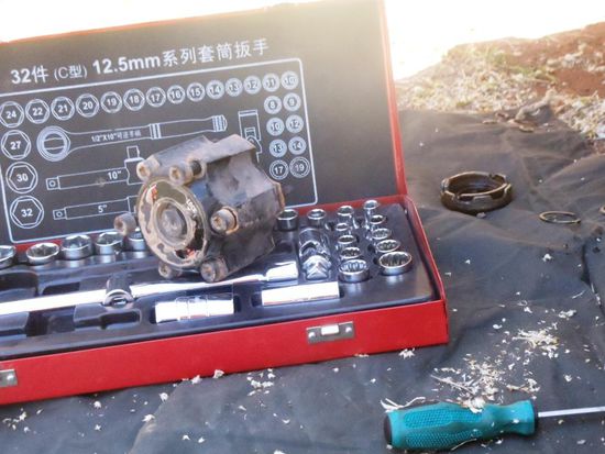 Auf dem Campingplatz in Tennant Creek musste Urs die Radlager vorne einstellen. Tja, was werde ich ab dem August wohl ohne meinen Freund und Automechaniker machen??