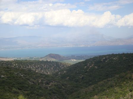Man sieht es auf dem Foto nicht so gut. Aber als wir nach über 200 km Fahrt diese Bucht mit Hafen umgeben von Bergen sahen, wussten wir, dass dies unser nächster Aufenthalt sein wird