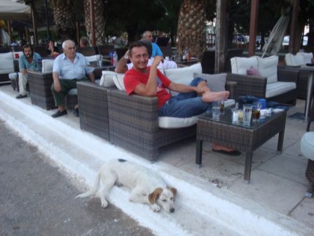 Gemütlich bei Baccardi am Geburtstag - mit Freund und Helfer Hund