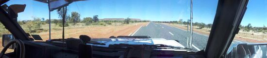 Panoramablick aus unserem Nissan Patrol auf dem Stuart Highway Richtung Alice Springs