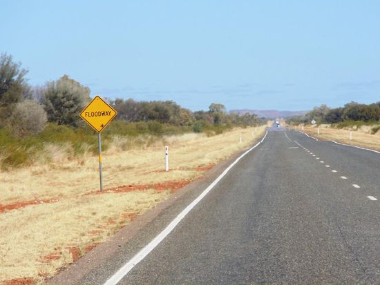 Unendlich lange Strassen, trocken und nicht überflutet