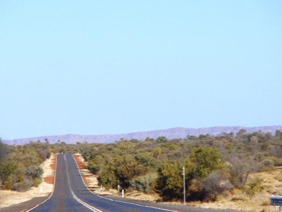 Je näher wir Richtung Alice Springs kamen, umso hügeliger wurde es..