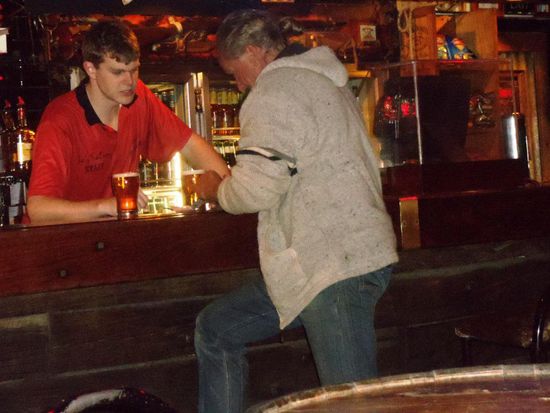 Nach dem Fussmarsch durch die Wüste fanden wir ein wunderschönes Pub, so ne Art Western Saloon