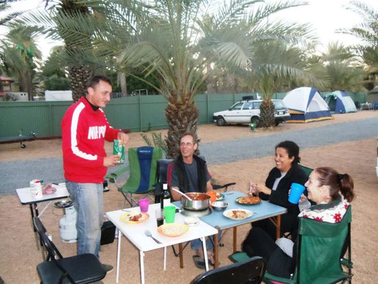 Das gefällt uns natürlich auch. Gemeinsames Familien-Abendessen, hier mit Andreas, Leyla und Kathrine von Brisbane und Hamburg