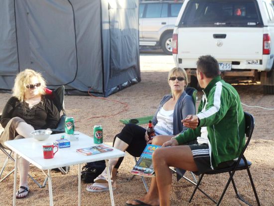 Der letzte Tag auf unserem Campingplatz in Alice Springs bei einem Nachmittagspläuderchen. Morgen gehts mit frischem Getriebeoel weiter Richtung Ayers Rock
