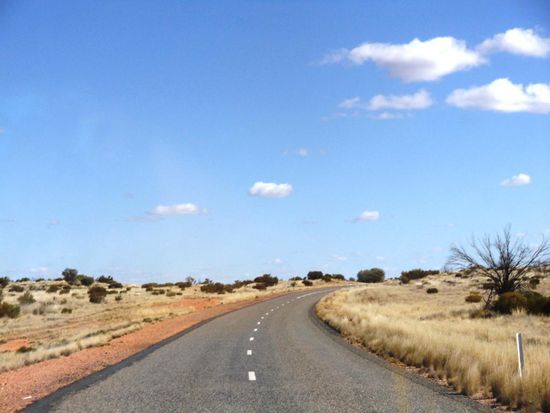 Nach sechs schönen und abwechslungsreichen Tagen mit vielen Bekanntschafen in Alice Springs gings wieder auf die Strasse. Auf dem Stuart Hwy südwärts und dann auf den Lasseter Hwy Richtung Uluru.