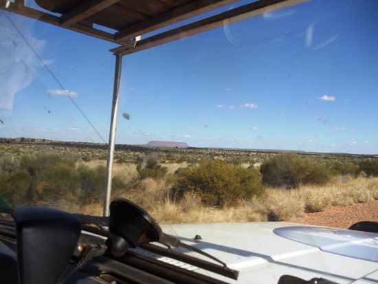2 Dann, plötzlich, ca. 100 km vor dem Uluru kam auf der linken Seite dieser schöne Berg bei uns ins Blickfeld. Zuerst dachten wir, dass dies jetzt der Uluru - also der Ayers Rock ist. Aber das können unmöglich 100 Km Luftlinie sein. Wir machten uns in unseren Unterlagen schlau und fanden dann heraus, dass dies der Mount Conner ist und von den Aborigines "Attila" oder auch "Artilla" genannt wird.