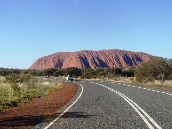 Um halb zehn Uhr morgens fuhren und umfuhren wir den Uluru
